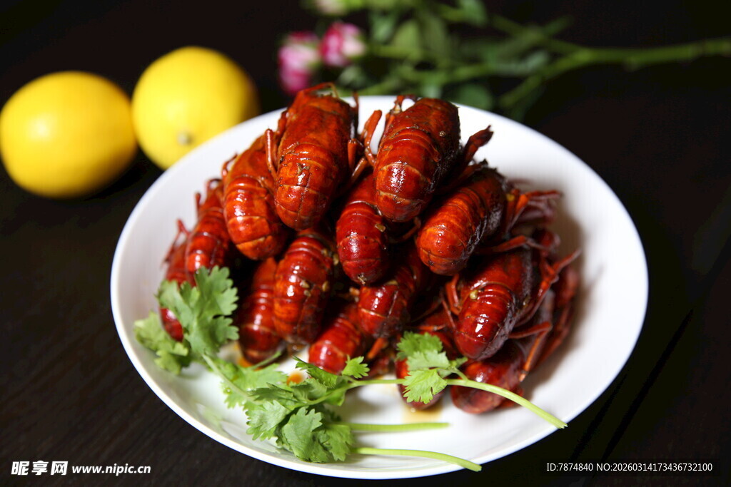 美味小龙虾摆放在盘中