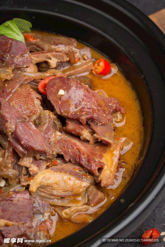 美味红烧排骨砂锅菜肴