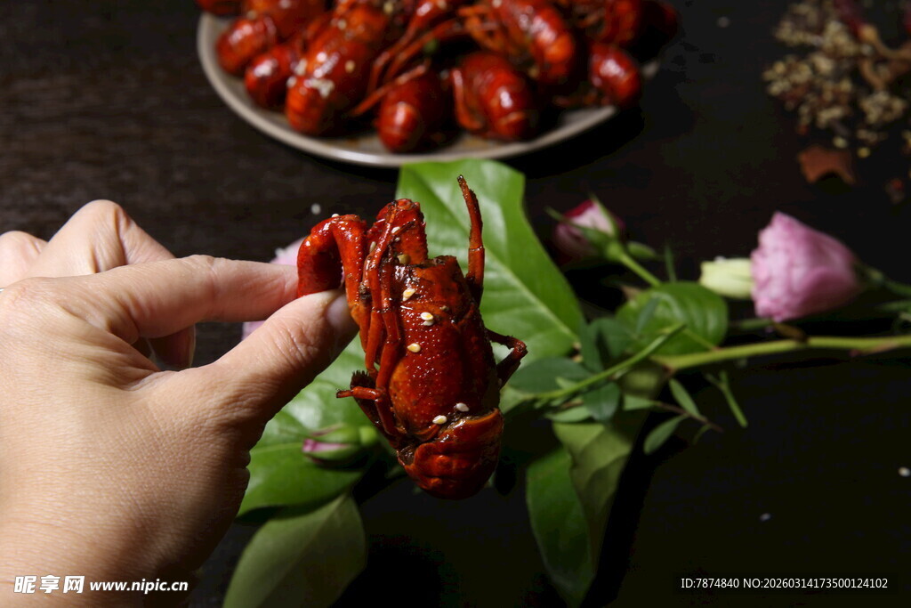 手剥美味小龙虾特写