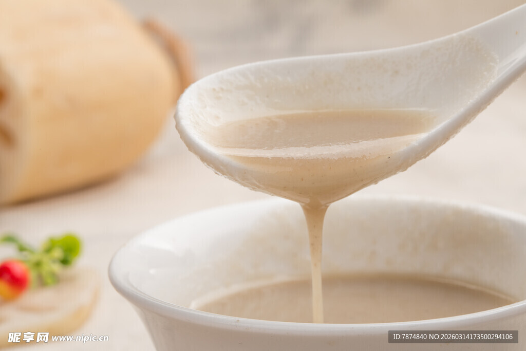 香浓豆浆正从勺中缓缓流下