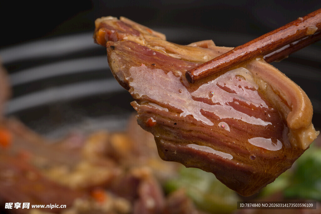 筷子夹起的美味卤味鸭肉