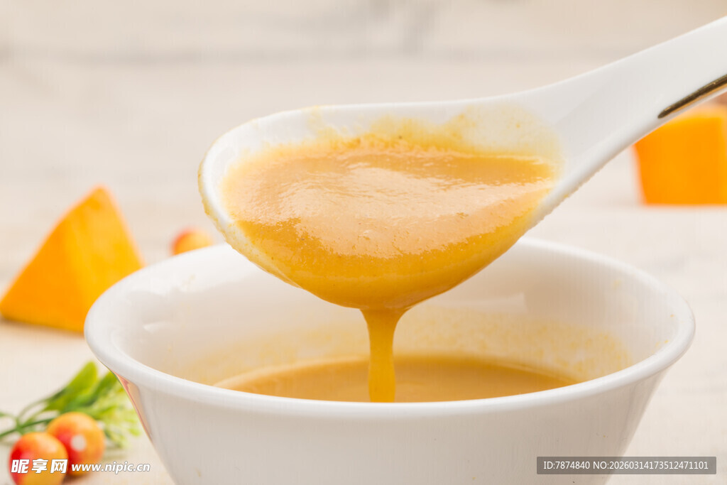 美味南瓜浓汤正被舀起