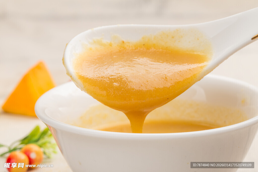 美味南瓜浓汤正被舀起