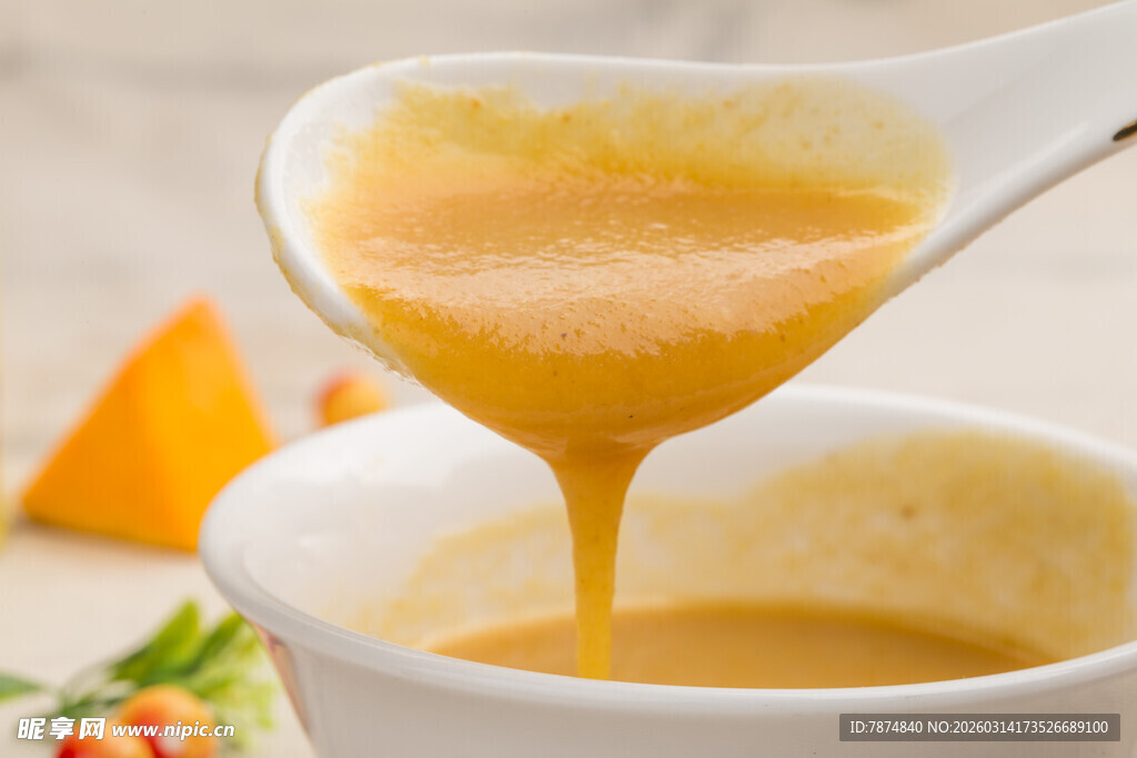 香浓南瓜羹正缓缓舀出