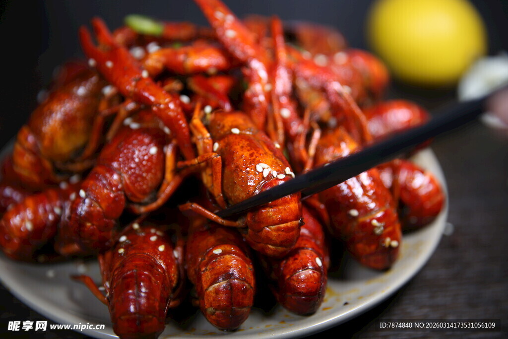美味小龙虾 筷子夹起瞬间
