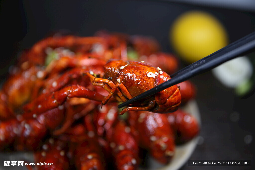 美味小龙虾被筷子夹起