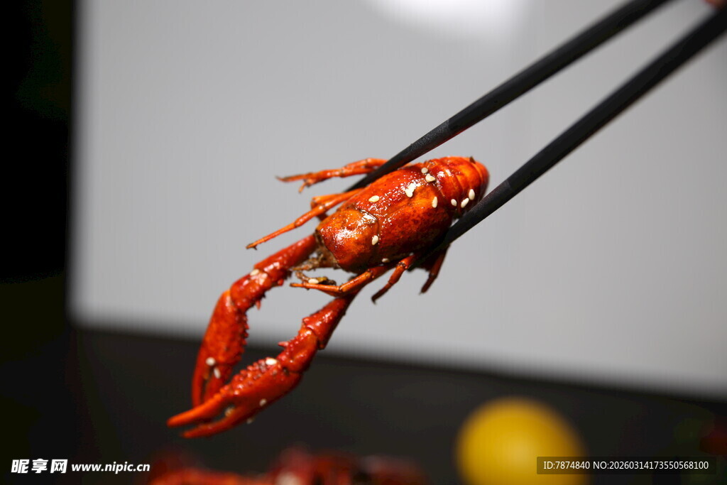 筷子夹着的美味小龙虾