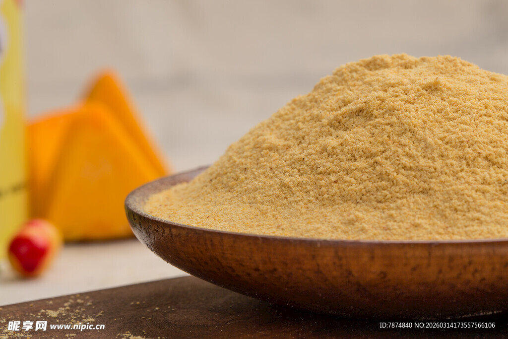 木碗中的黄色粉末状食材