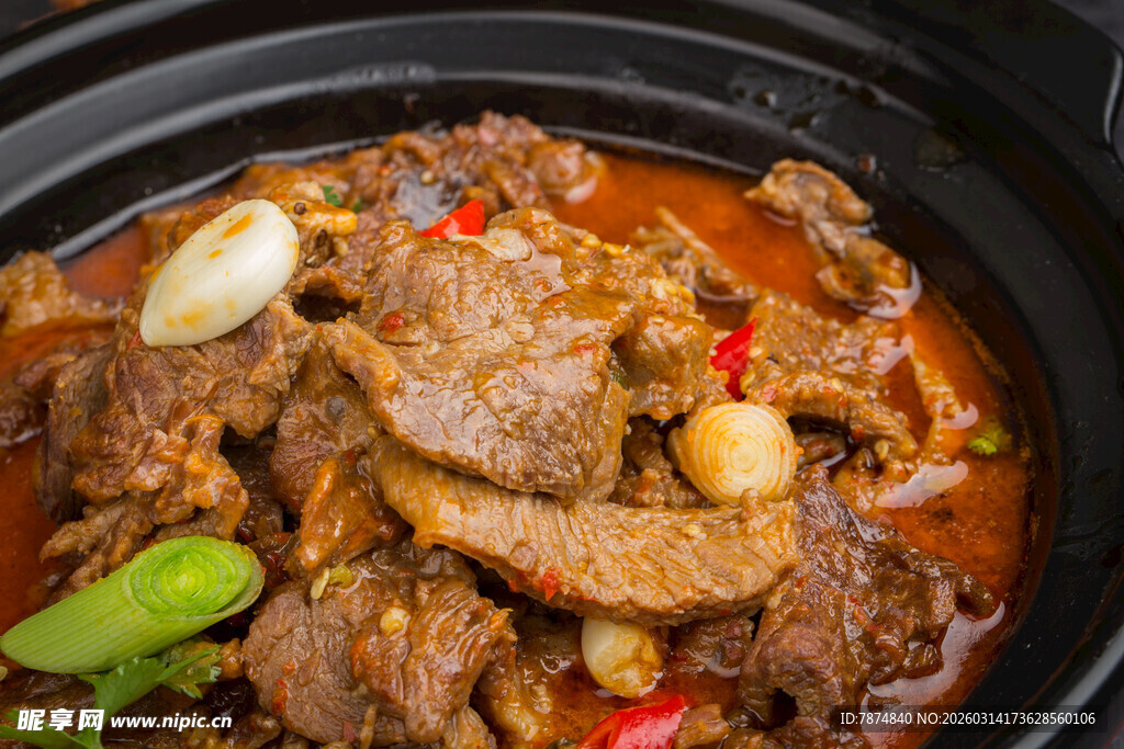 美味牛腩煲 诱人色泽