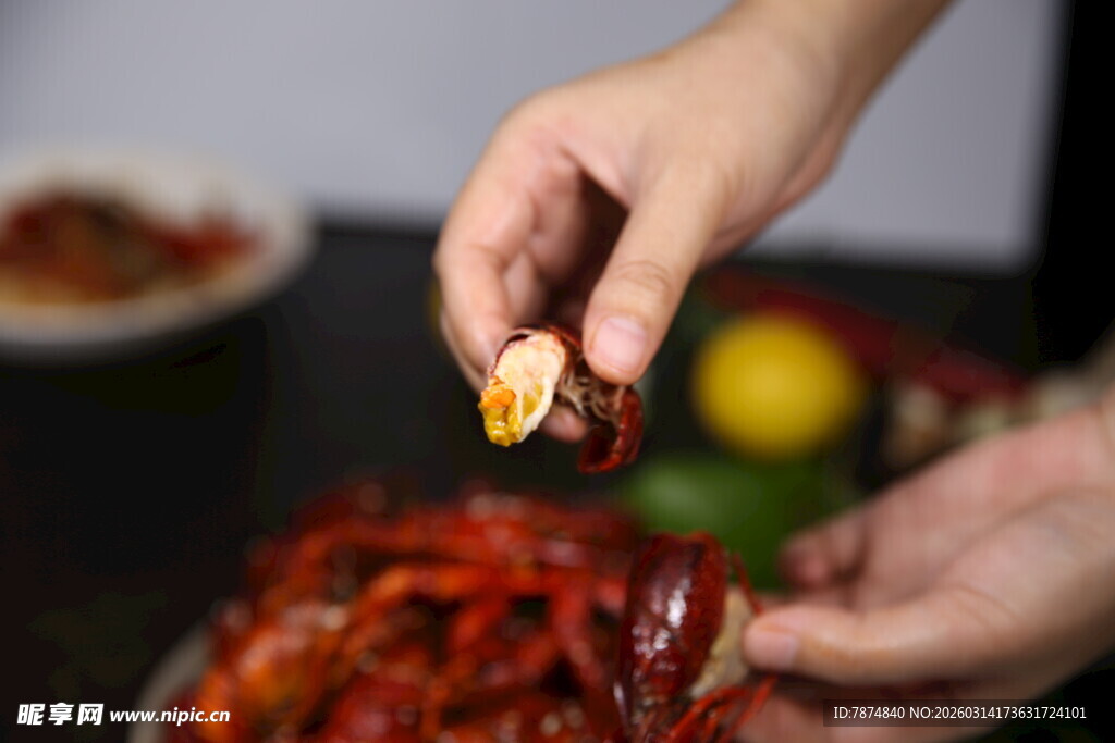 手剥美味小龙虾