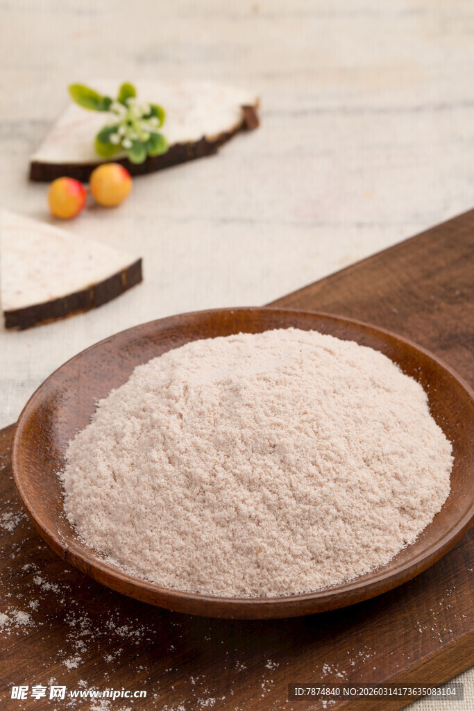 木盘装的细腻面粉