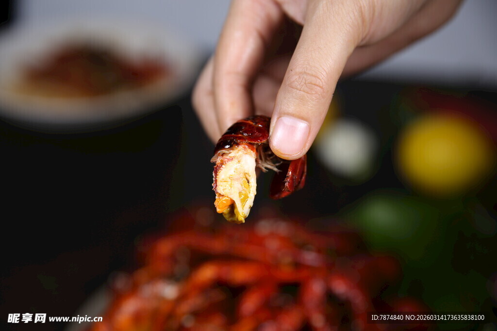 手剥美味小龙虾