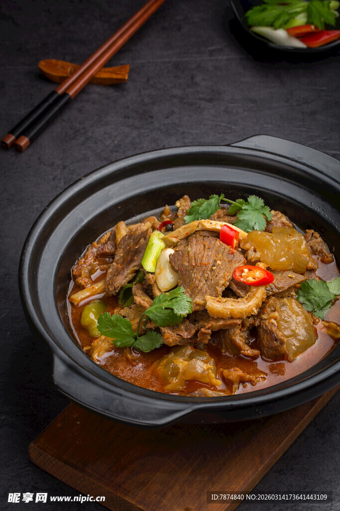 美味砂锅菜肴 鲜香诱人