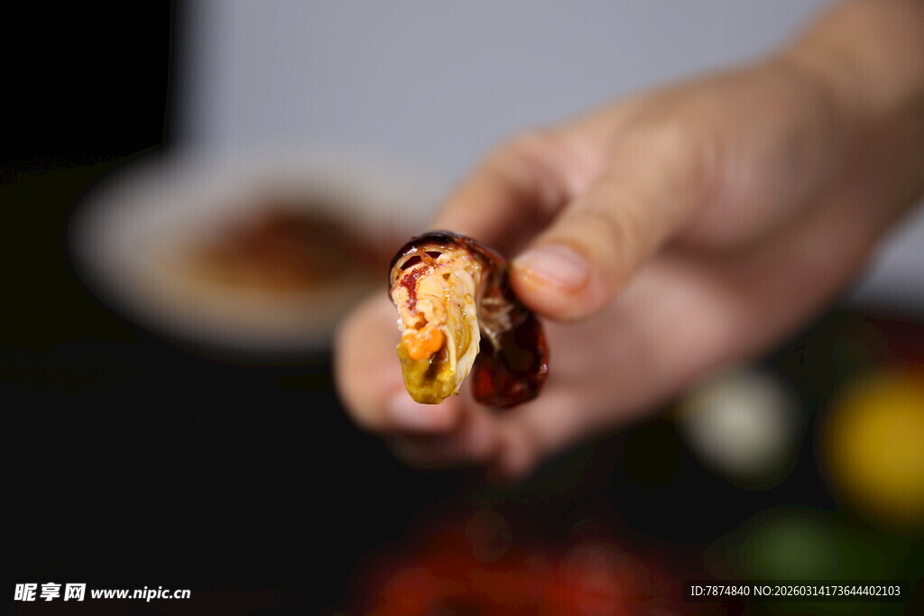 手握着美味的夹心马卡龙