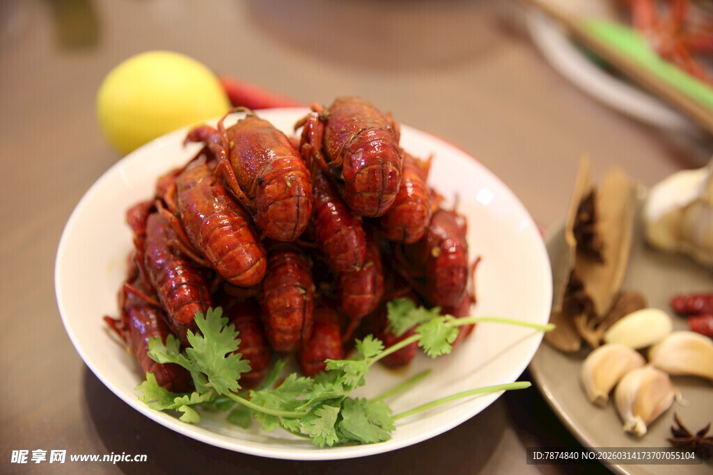 美味红烧鸡翅摆盘中