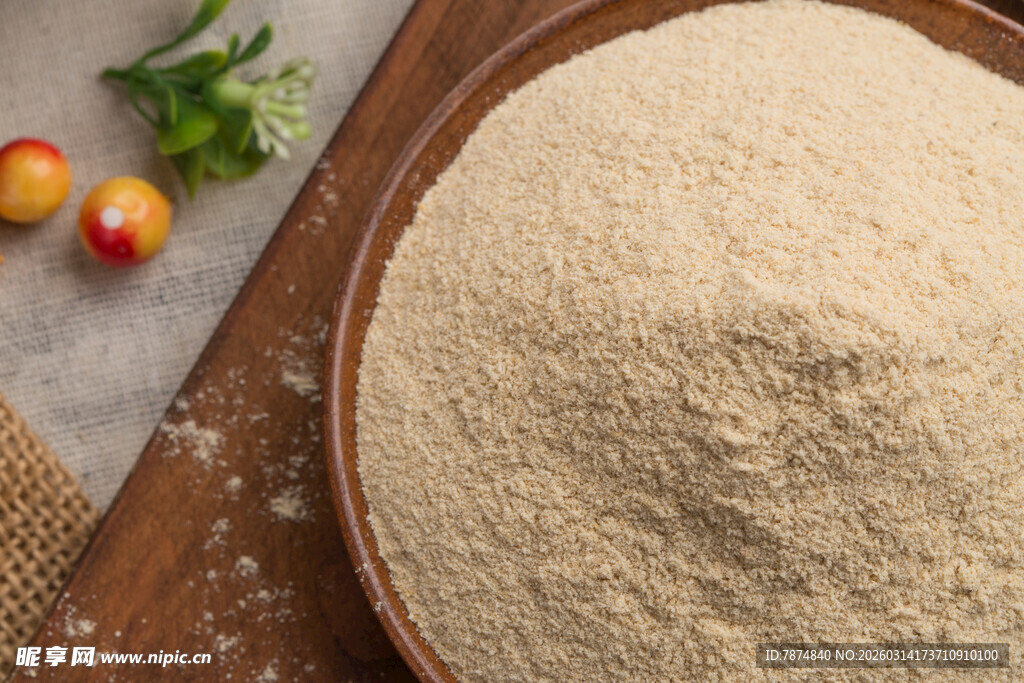 木盘里的细腻面粉