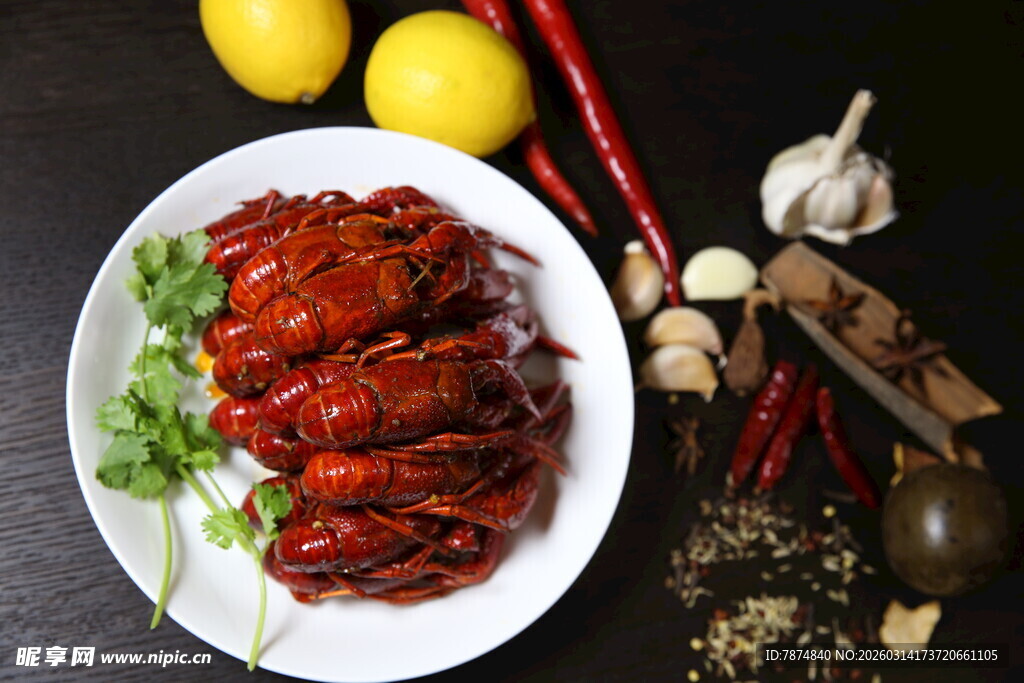 美味小龙虾 鲜香配料相伴