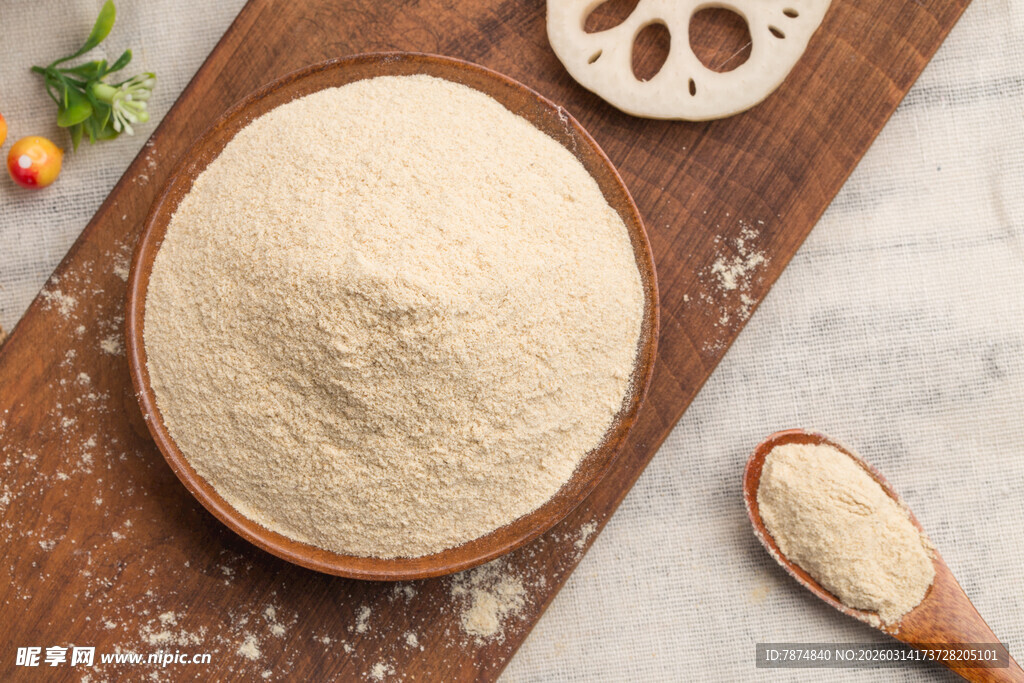 木盘里的细腻面粉
