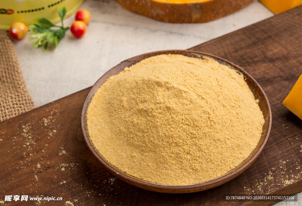 木碗中的细腻黄色粉末