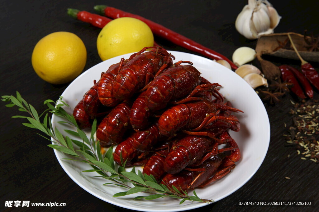 美味小龙虾摆盘诱人