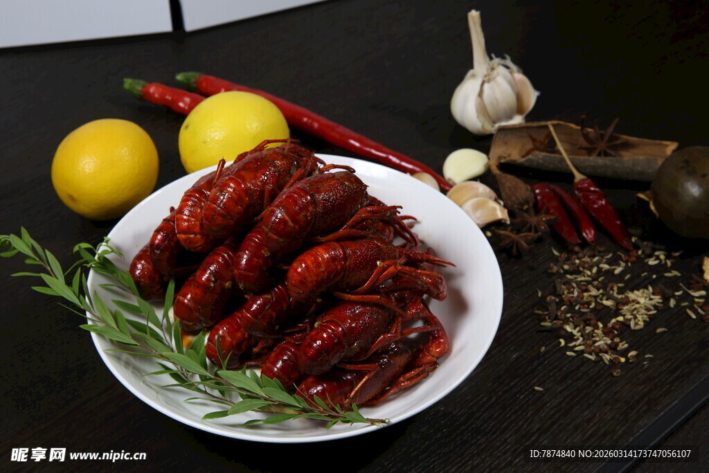 美味小龙虾摆盘诱人