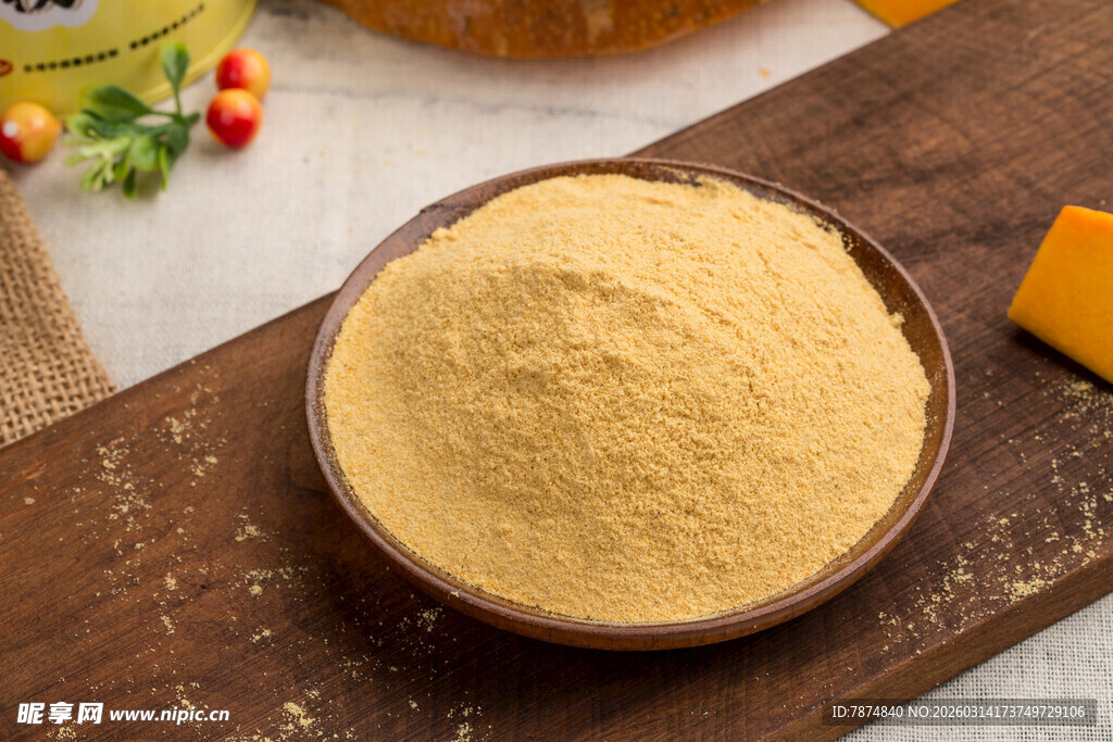木盘里的黄色粉末状食材