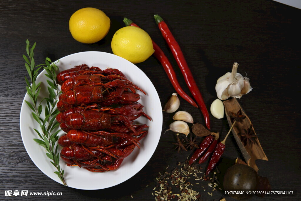 美味小龙虾与多样配料