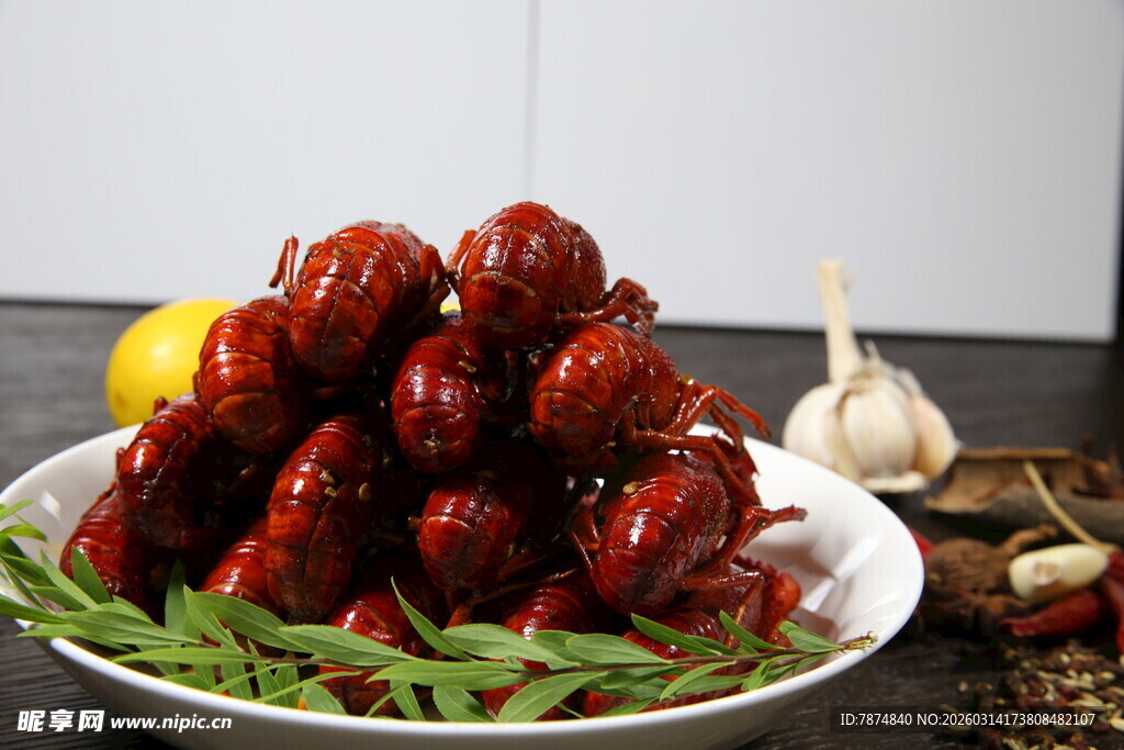 美味小龙虾摆盘精致诱人