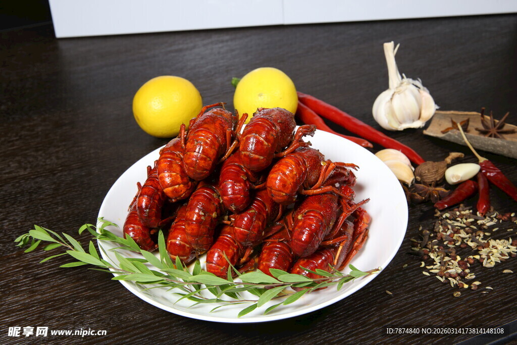 美味小龙虾摆盘诱人