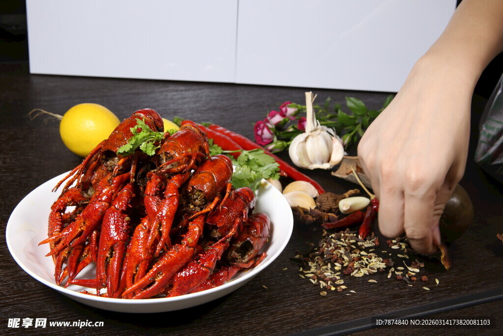 美味小龙虾调料制作瞬间