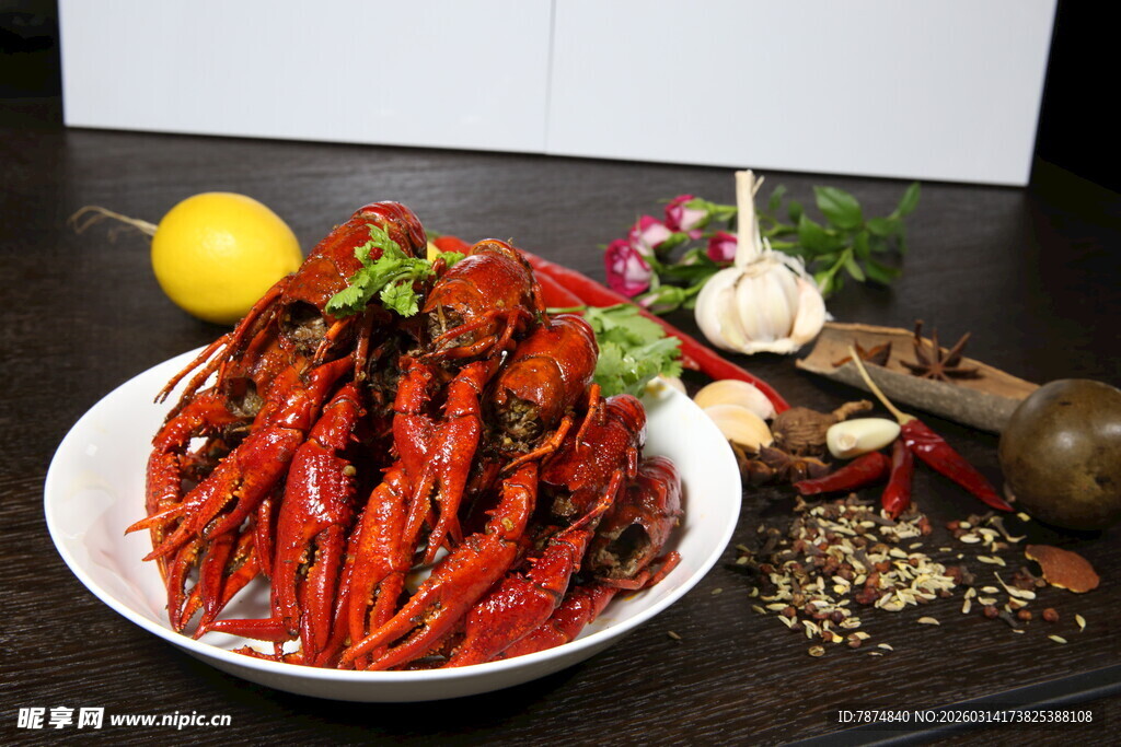 美味小龙虾与多样配料