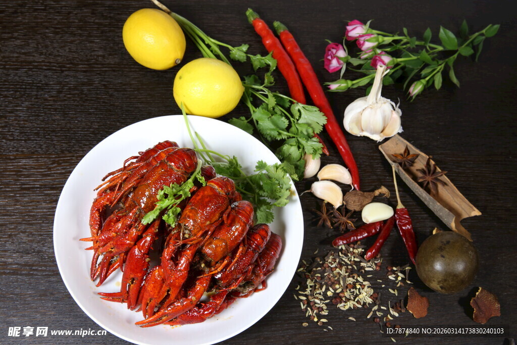 美味小龙虾与多样配料