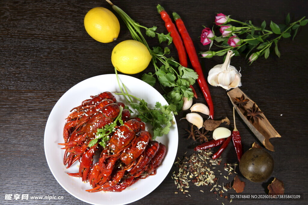 美味小龙虾与多样配料
