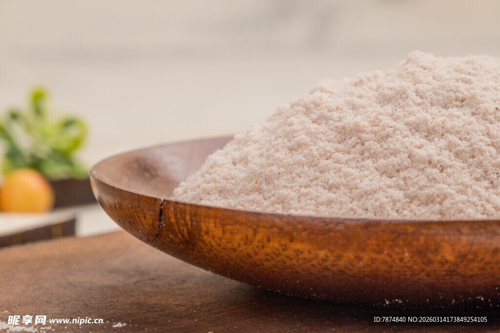 木碗中的精细白面粉
