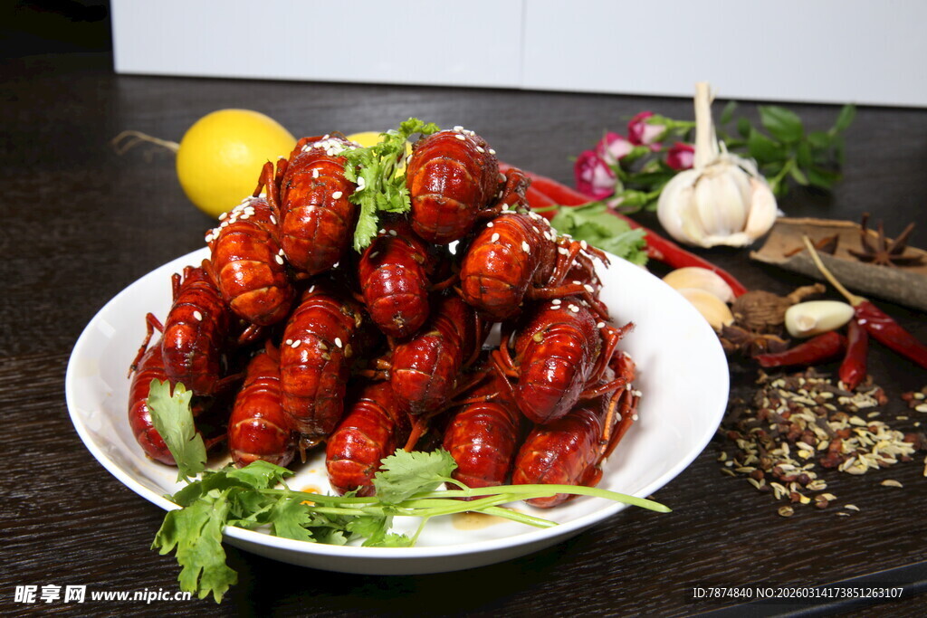 美味小龙虾摆盘诱人