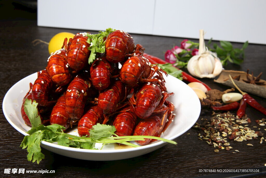 美味红烧小龙虾摆盘精致