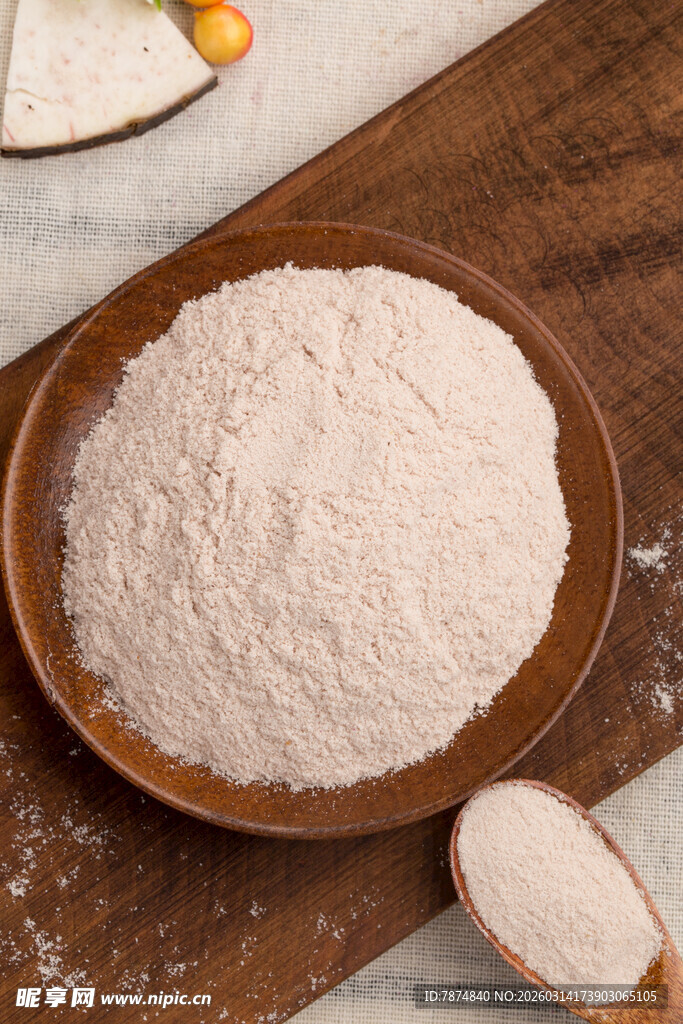 木盘盛放的细腻面粉