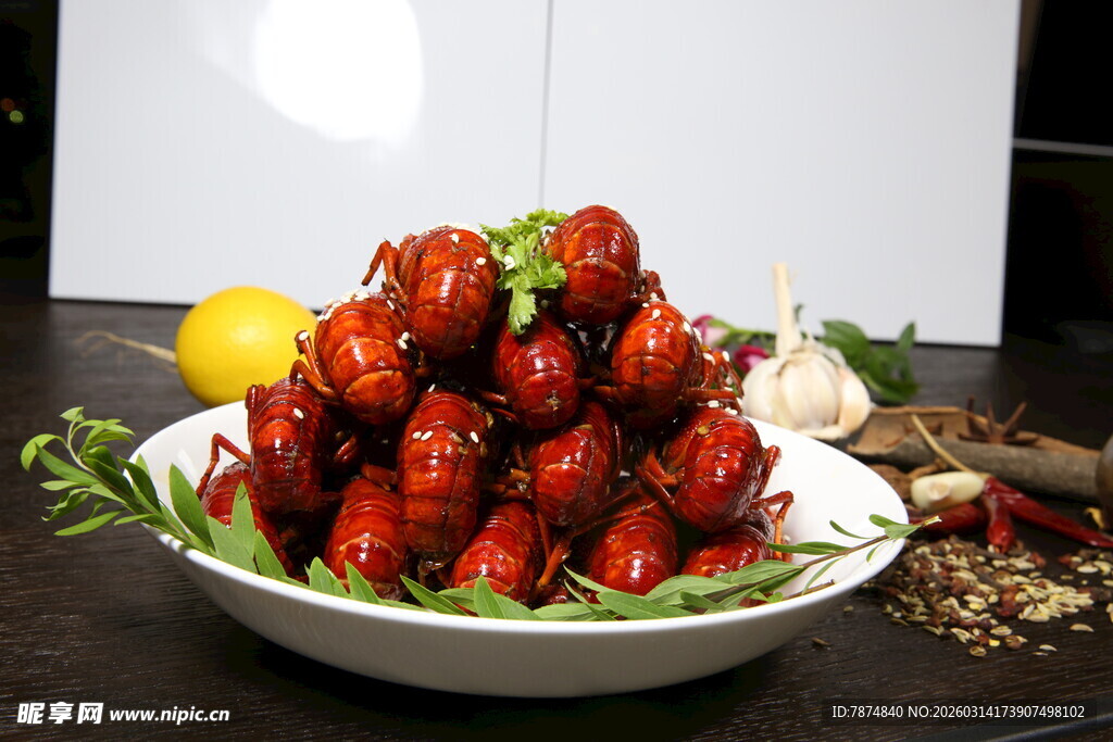 美味卤味鸭脖摆于盘中