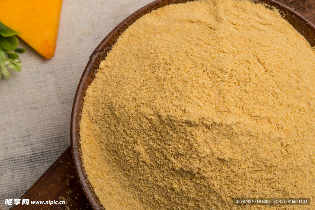 一碗黄色粉末食材特写