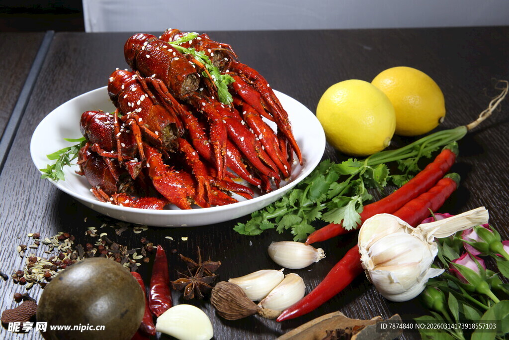 美味小龙虾与多样配料