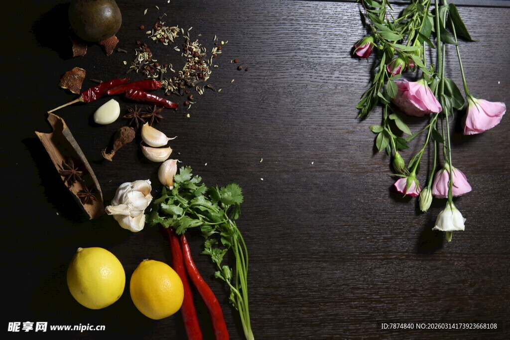 新鲜食材与娇艳花朵组合