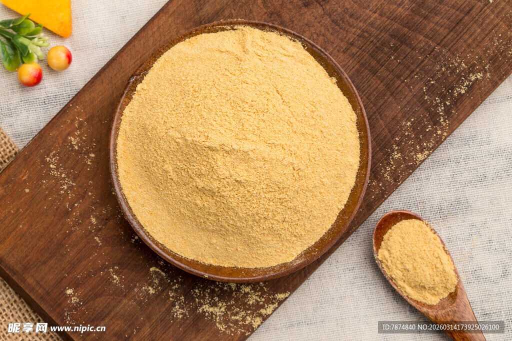 木盘装的黄色粉末状食材