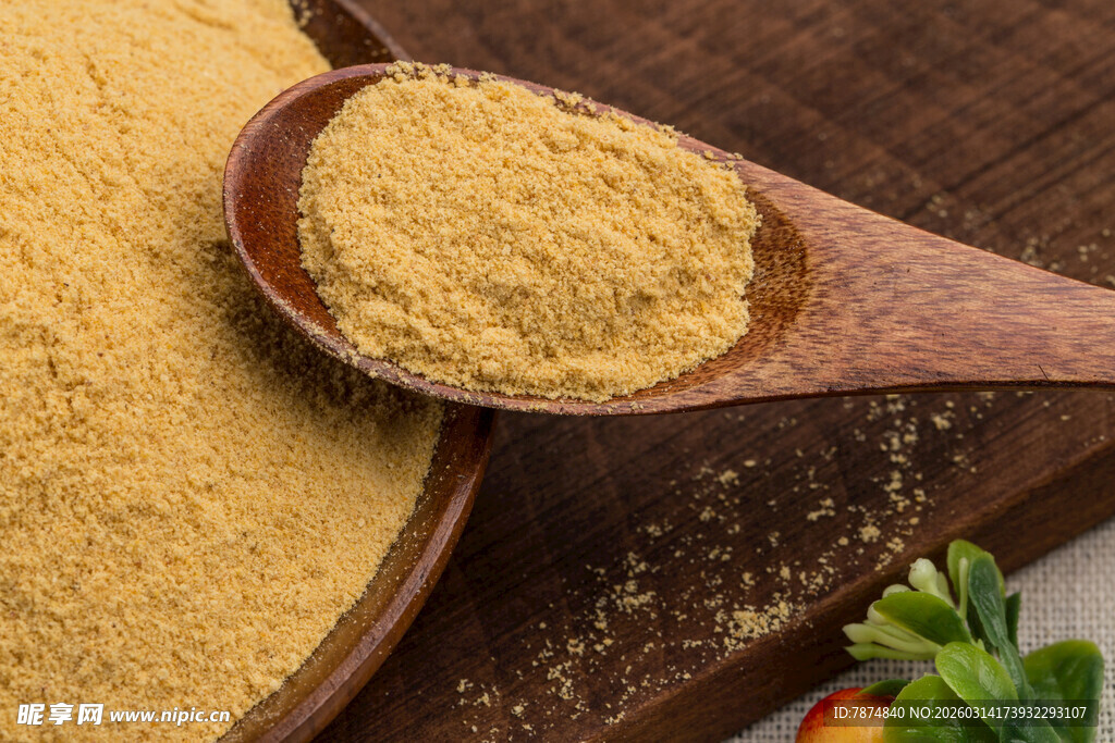 木勺中的营养姜黄粉