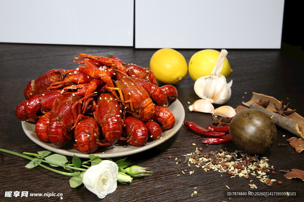 美味小龙虾与多样配料