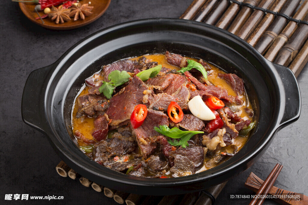 砂锅牛肉煲 色泽诱人