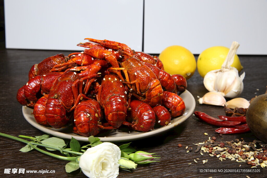 美味小龙虾摆盘诱人