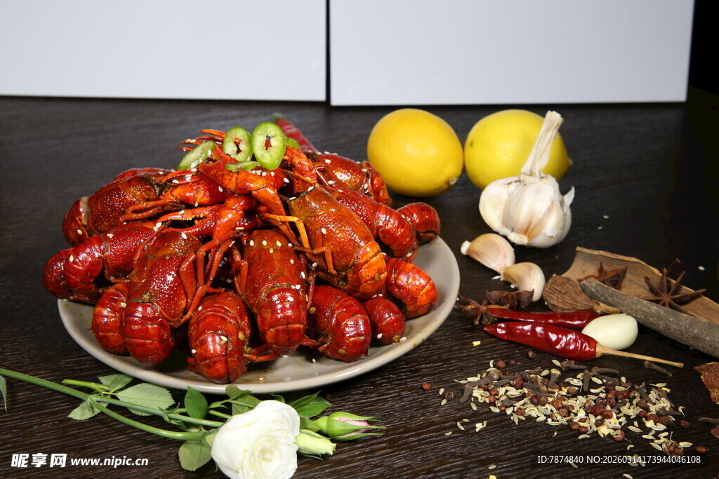 美味小龙虾与调料食材