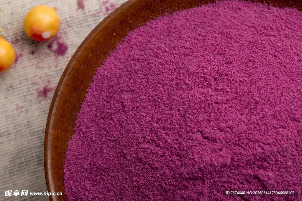 紫色粉末置于木碗中