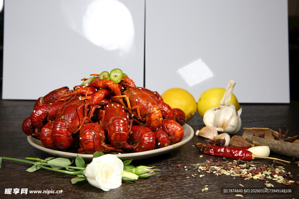 美味小龙虾配多样佐料