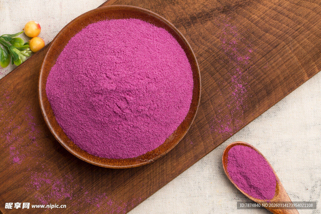 木碗中的紫薯粉